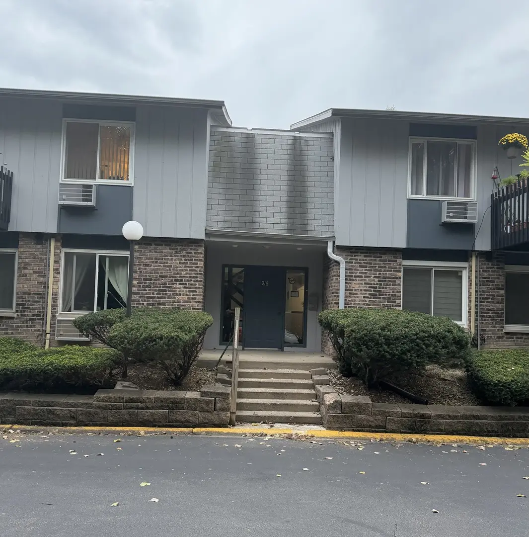 916 E Old Willow Rd RD #102, Prospect Heights, IL 60070