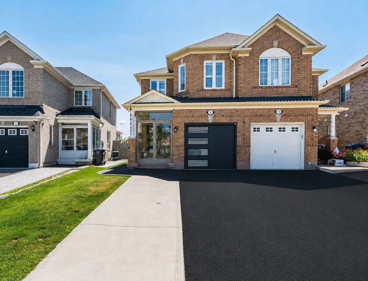 9 Parisian RD, Brampton, ON L6P 2T1