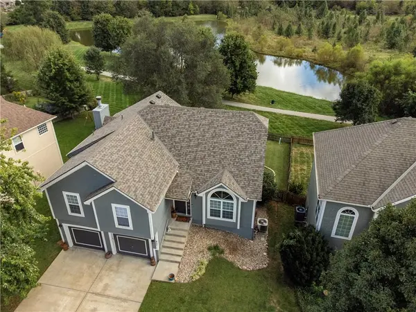 407 KILLARNEY LN, Smithville, MO 64089
