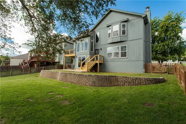 407 KILLARNEY LN, Smithville, MO 64089