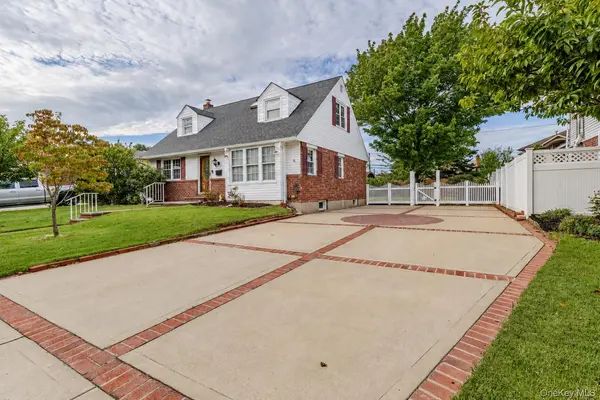 561 Parker AVE, Levittown, NY 11756
