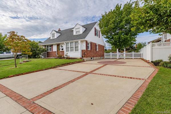 561 Parker AVE, Levittown, NY 11756
