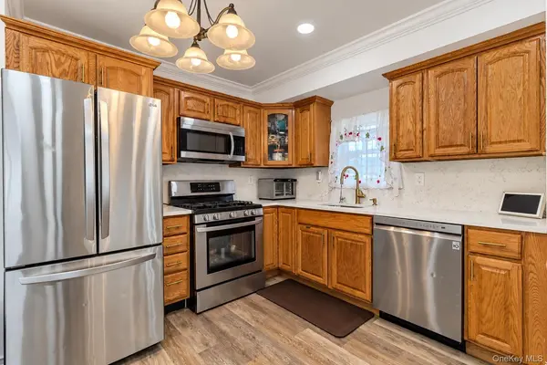 561 Parker AVE, Levittown, NY 11756