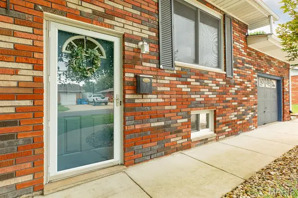 3209 Bluebird LN, Granite City, IL 62040