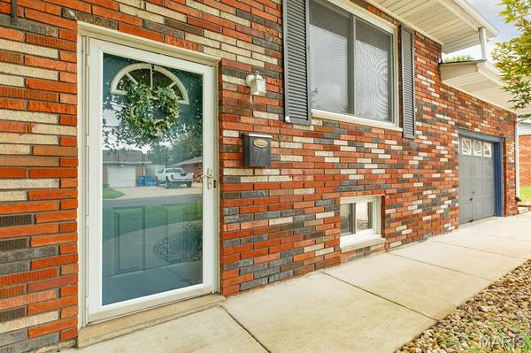 3209 Bluebird LN, Granite City, IL 62040