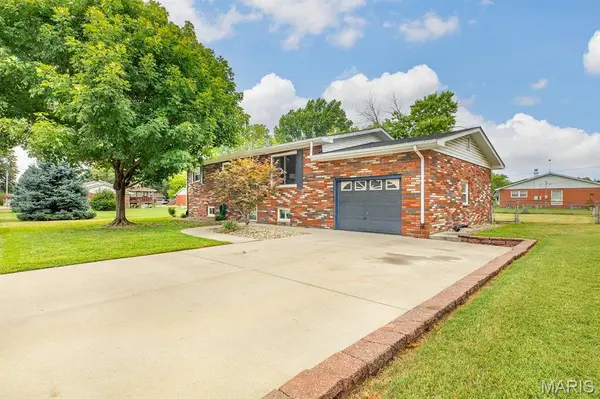 3209 Bluebird LN, Granite City, IL 62040