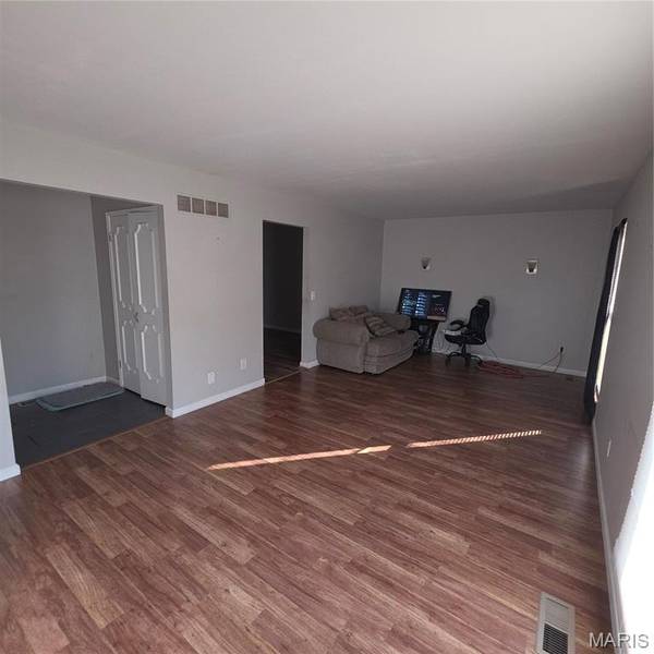 6681 Chesapeake DR #B, Florissant, MO 63033