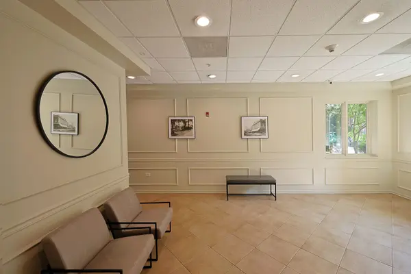 370 S Western AVE #701, Des Plaines, IL 60016