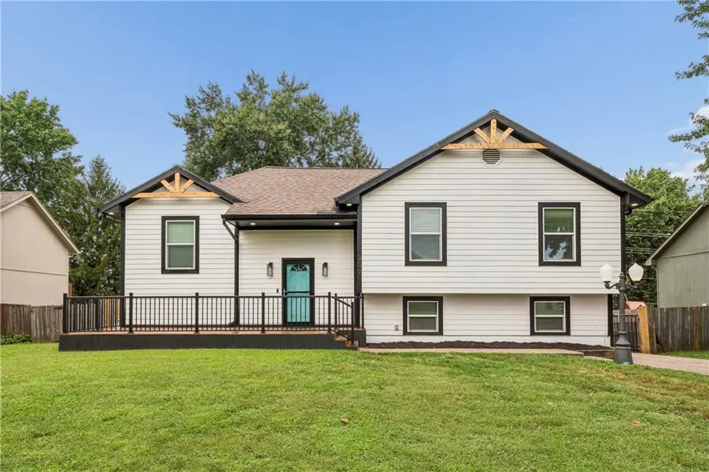 309 NE Brookwood DR, Blue Springs, MO 64014