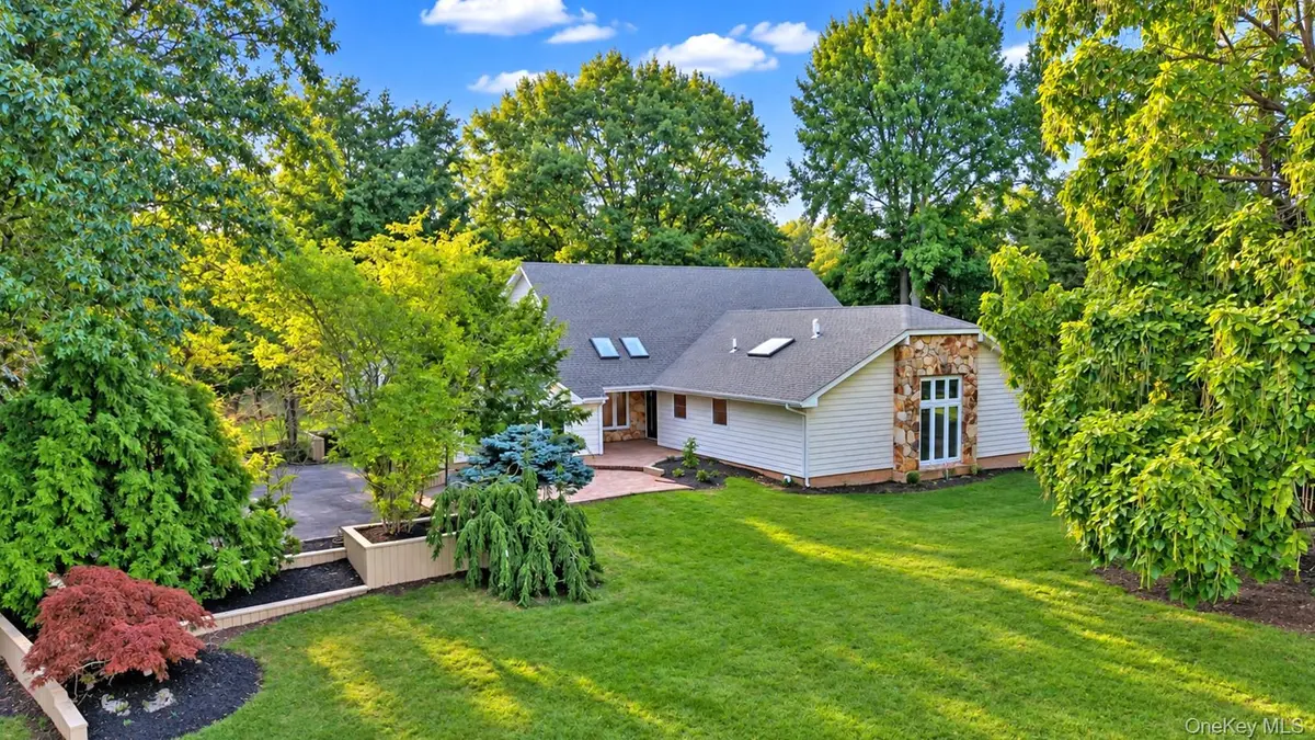 6 Cedarfield TER, Saint James, NY 11780