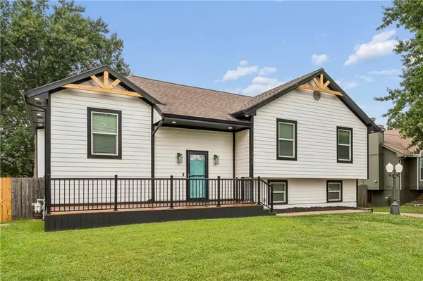 309 NE Brookwood DR, Blue Springs, MO 64014