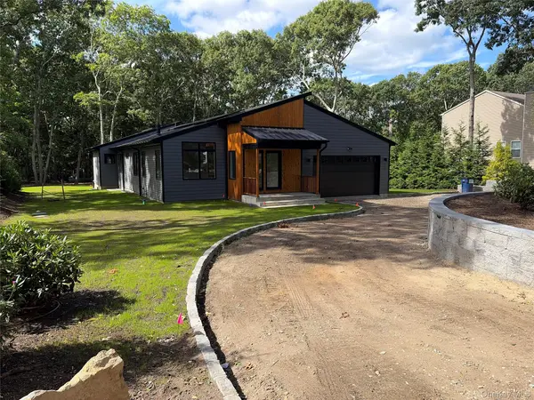 17 Bittersweet AVE, Hampton Bays, NY 11946