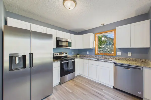 7081 Upper 36th ST N, Oakdale, MN 55128