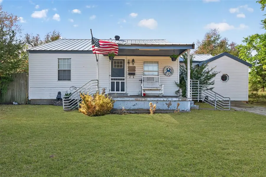 1113 W Arkansas AVE, Chickasha, OK 73018