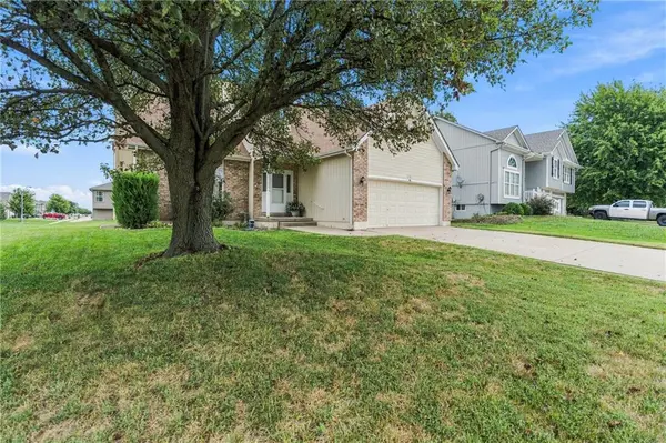1112 Camelot DR, Raymore, MO 64083