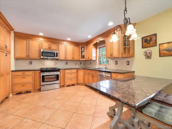 9 Dogwood LN, Orangeburg, NY 10962