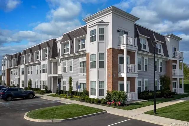 75 Circle DR #75-105, Central Islip, NY 11722
