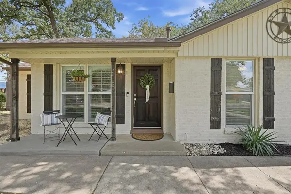 712 Thersa Drive, River Oaks, TX 76114