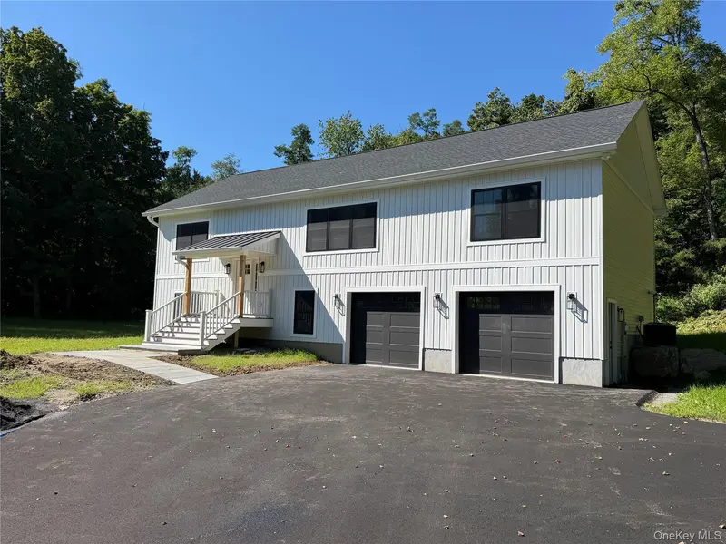 55 Schoolhouse LN, Hopewell Junction, NY 12533