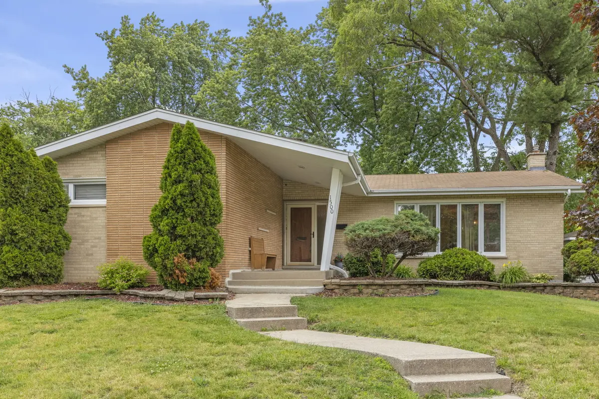 1500 Carson DR, Homewood, IL 60430