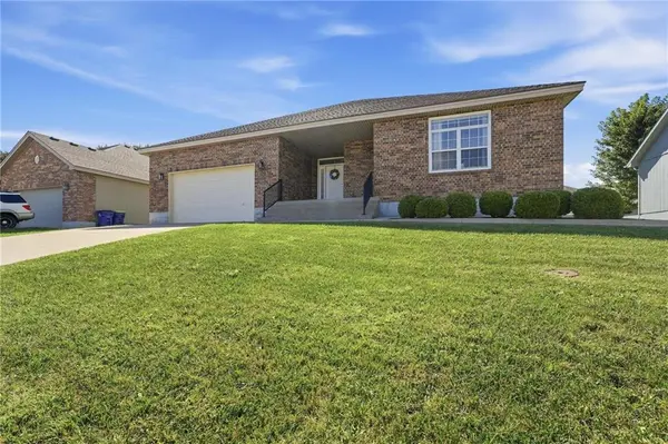 3904 SW Briarwood Oaks DR, Blue Springs, MO 64015