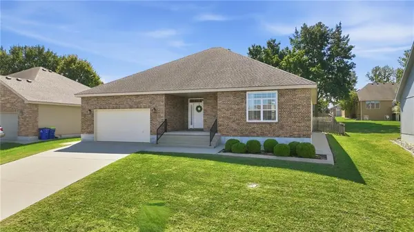 3904 SW Briarwood Oaks DR, Blue Springs, MO 64015
