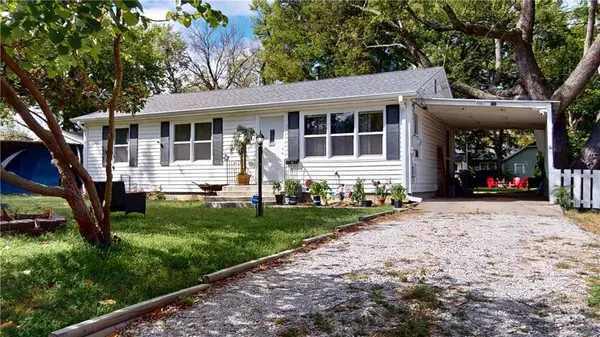 811 N Oak ST, Nevada, MO 64772