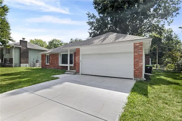 305 Canterbury LN, Belton, MO 64102