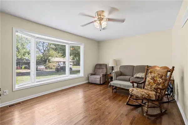 305 Canterbury LN, Belton, MO 64102