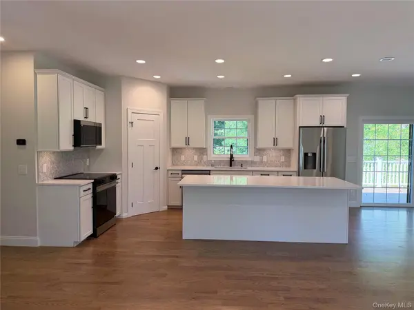 55 Schoolhouse LN, Hopewell Junction, NY 12533