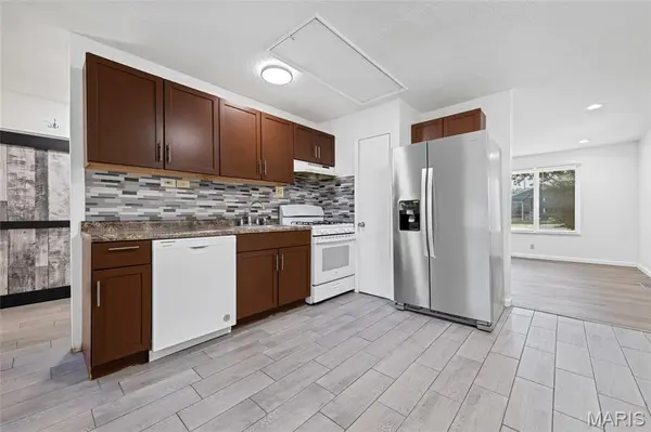12157 Parkwood PL, Maryland Heights, MO 63043