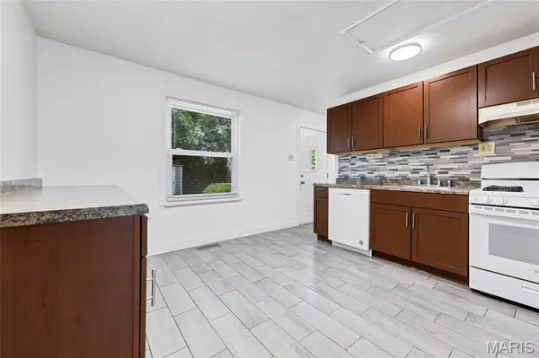 12157 Parkwood PL, Maryland Heights, MO 63043