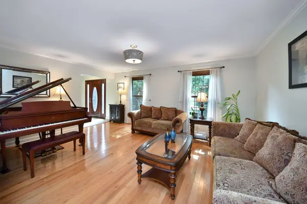 229 N Whispering Hills DR, Naperville, IL 60540