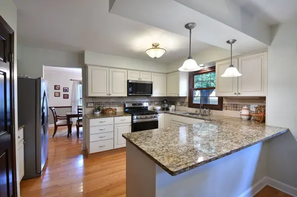 229 N Whispering Hills DR, Naperville, IL 60540