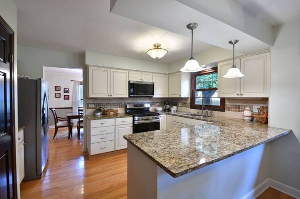 229 N Whispering Hills DR, Naperville, IL 60540