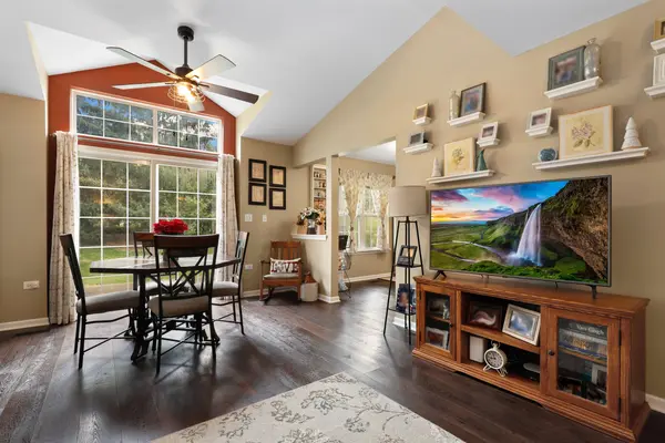 2803 Rutland CIR #102, Naperville, IL 60564