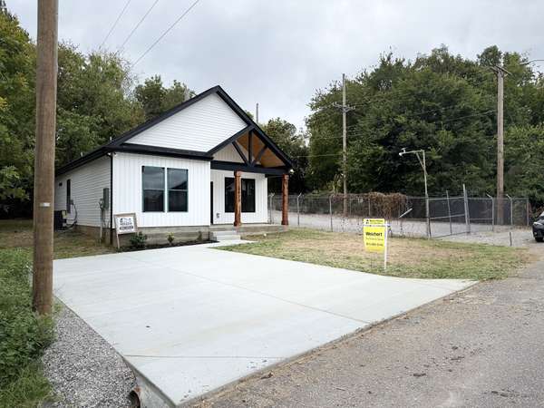 203 15th Ave #E, Springfield, TN 37172