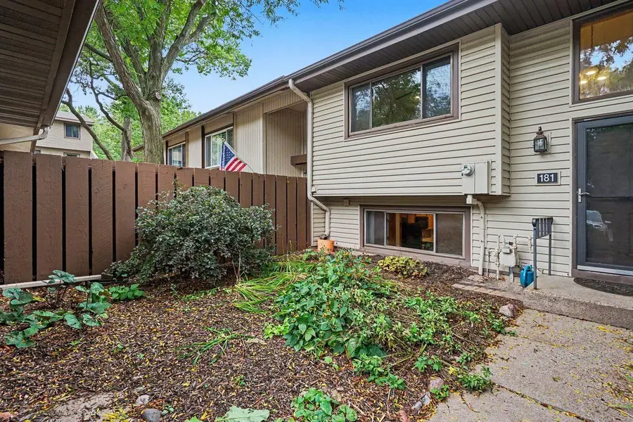 181 River Woods LN, Burnsville, MN 55337