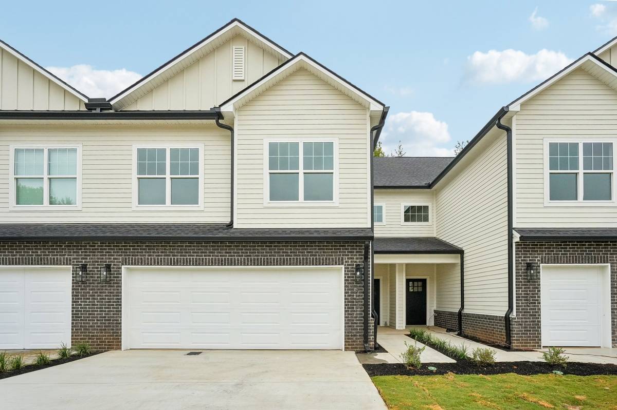 1064 Stagecoach Dr, White House, TN 37188