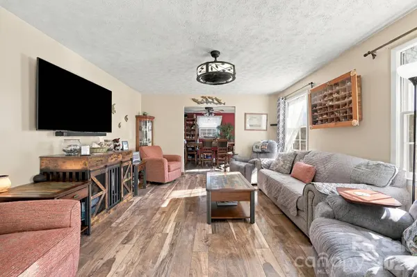 7 Fieldcrest CIR, Asheville, NC 28806