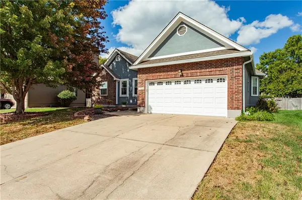 2724 SE Nottingham DR, Lee's Summit, MO 64063