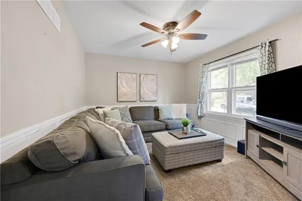 724 Valerie LN, Gardner, KS 66030