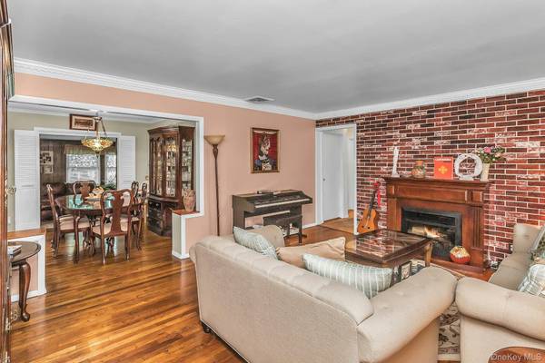 912 Ascan ST, Valley Stream, NY 11580