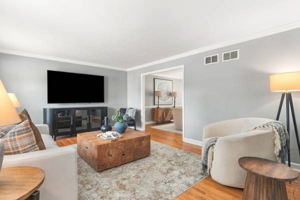 6076 Angel LN, Lisle, IL 60532