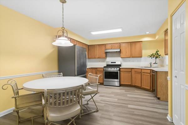 501 Grosse Pointe CIR, Vernon Hills, IL 60061