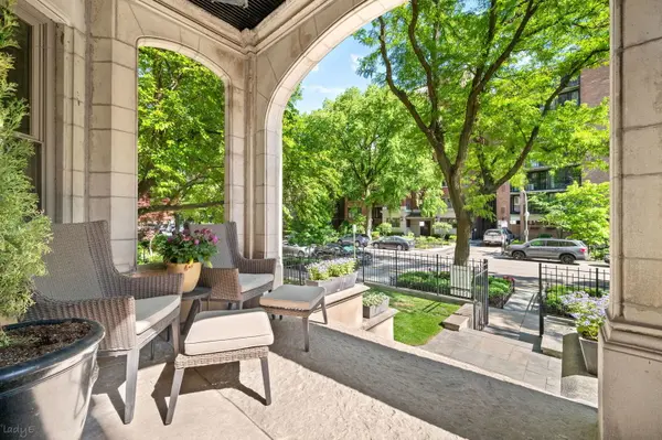 652 W Sheridan RD, Chicago, IL 60613