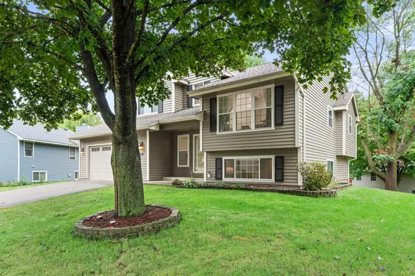 121 Fox Hollow DR, Chanhassen, MN 55317