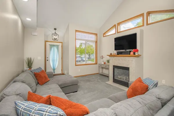 1665 Lexington LN, Shakopee, MN 55379