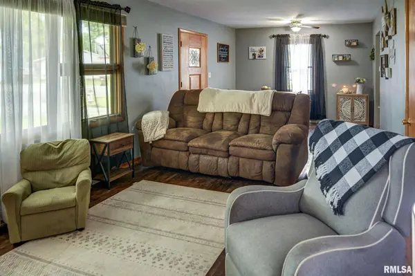 1200 BROWN CT, Taylorville, IL 62568