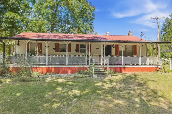 395 Martin Cir, Lobelville, TN 37097